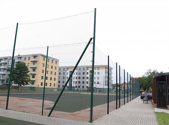 Bezpieczniej na boisku – nowy piłkochwyt przy SP 64114