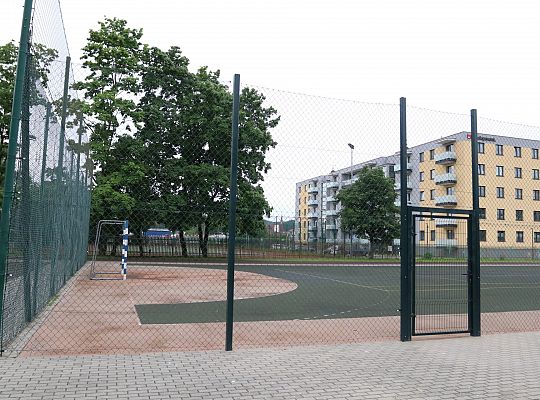 Bezpieczniej na boisku – nowy piłkochwyt przy SP 64115