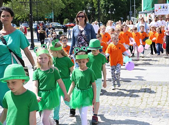 Barwna parada rozkręciła piąty Festiwal Uliczny w 64287