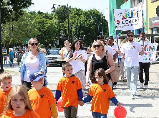 Barwna parada rozkręciła piąty Festiwal Uliczny w 64289