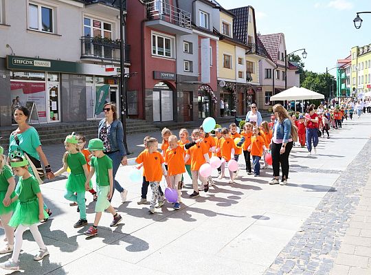 Barwna parada rozkręciła piąty Festiwal Uliczny w 64288