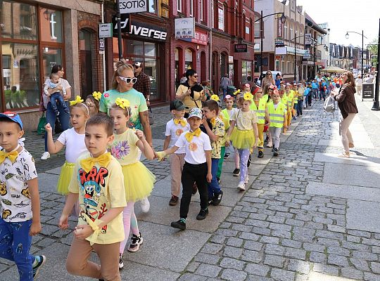 Barwna parada rozkręciła piąty Festiwal Uliczny w 64293