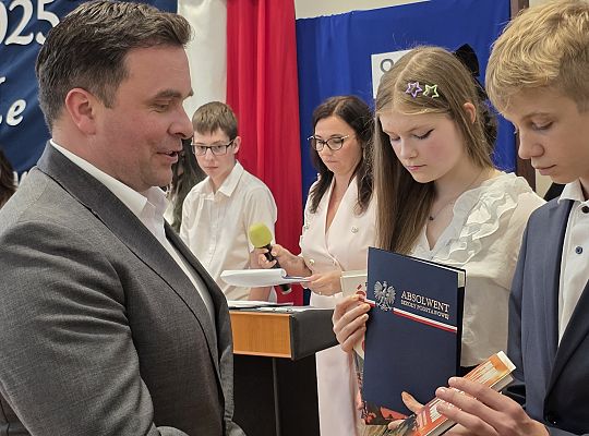 Uroczyste zakończenie roku szkolnego klas VIII w 64950