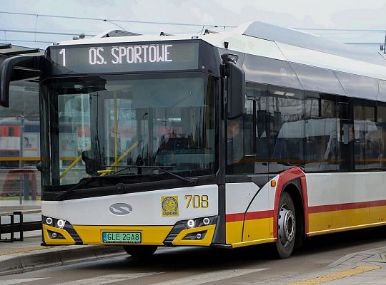Już cztery autobusy elektryczne przewożą pasażerów 65198