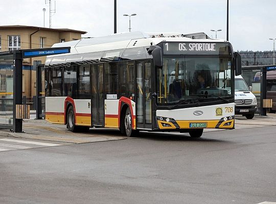 Już cztery autobusy elektryczne przewożą pasażerów 65197