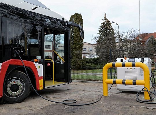 Już cztery autobusy elektryczne przewożą pasażerów 65200