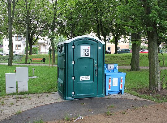 W parku Kaczyńskich stanęła toaleta dostosowana 65239