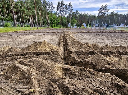 Trwa budowa boiska z naturalną nawierzchnią na 65258
