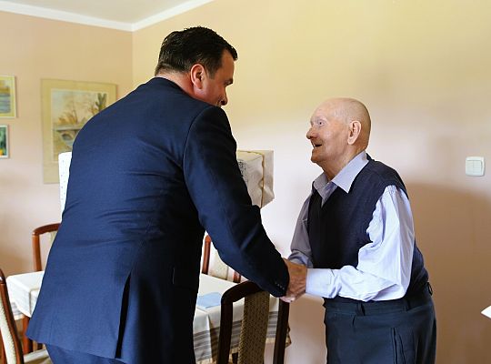 Sto lat minęło... Pan Marian Sasin z pięknym 65973