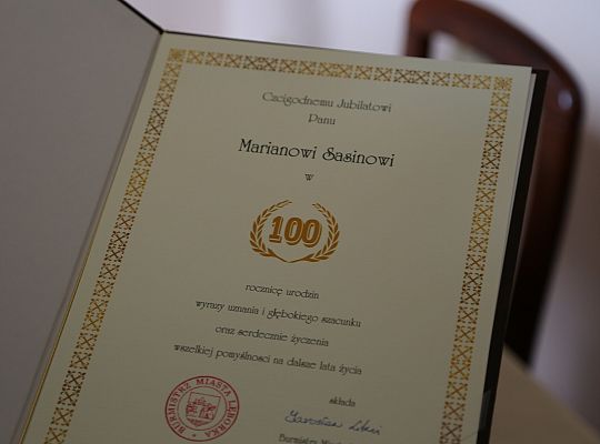 Sto lat minęło... Pan Marian Sasin z pięknym 65974