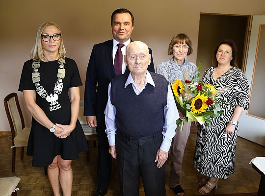 Sto lat minęło... Pan Marian Sasin z pięknym 65975