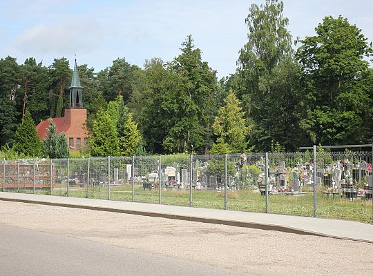 Nowy chodnik przy Cmentarzu Parafialnym już 66296