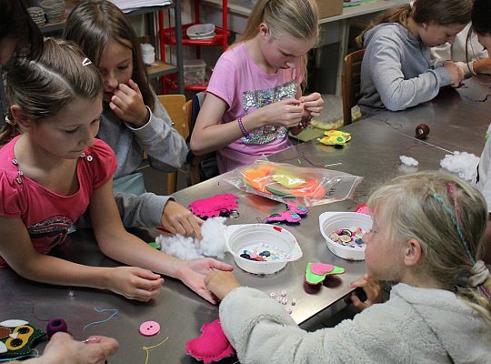 Dzieci stworzyły piękne breloki i broszki w Muzeum 66302