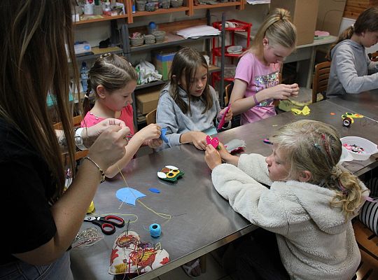 Dzieci stworzyły piękne breloki i broszki w Muzeum 66301
