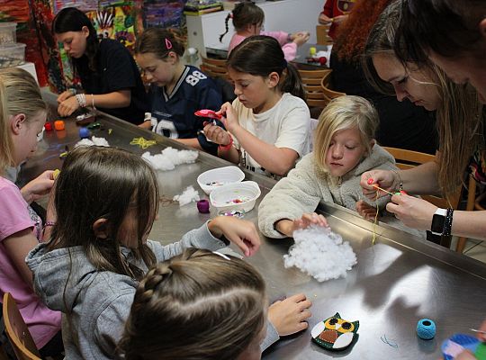 Dzieci stworzyły piękne breloki i broszki w Muzeum 66304