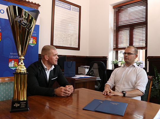 Promuje Lębork w oktagonie. Miasto wspiera swojego 66317