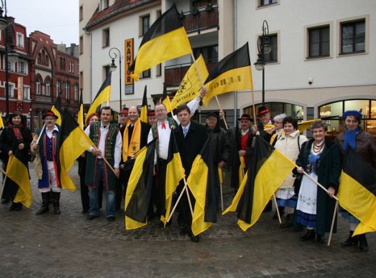 Czarno-żółte flagi w Dzień Jedności Kaszubów 2042