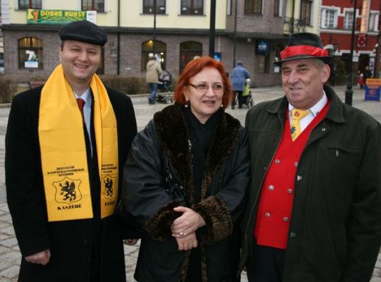 Czarno-żółte flagi w Dzień Jedności Kaszubów 2045