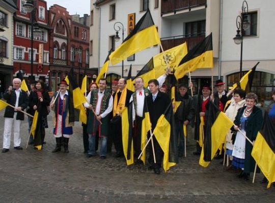 Czarno-żółte flagi w Dzień Jedności Kaszubów 2043