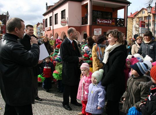 Dzieciaki powitały wiosnę na moście  2050