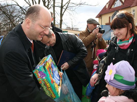 Dzieciaki powitały wiosnę na moście  2051