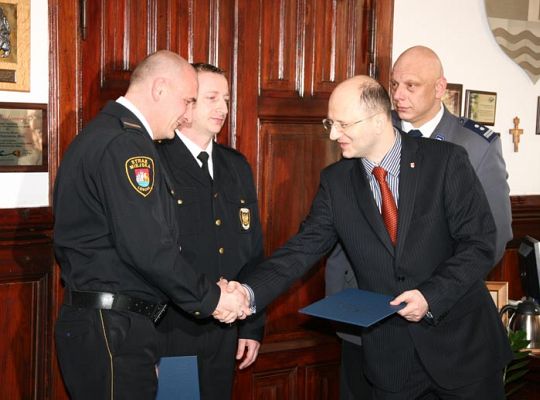 Strażnicy miejscy uhonorowani za udany pościg za 2057