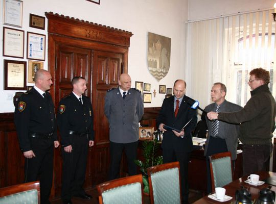 Strażnicy miejscy uhonorowani za udany pościg za 2056