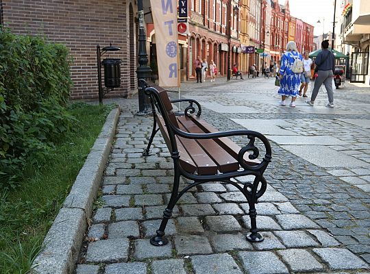 Nowe ławki w Lęborku – wygodniej na spacerze i w 66652