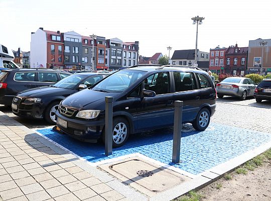 Odnowiono oznakowanie miejsc parkingowych dla osób 66823