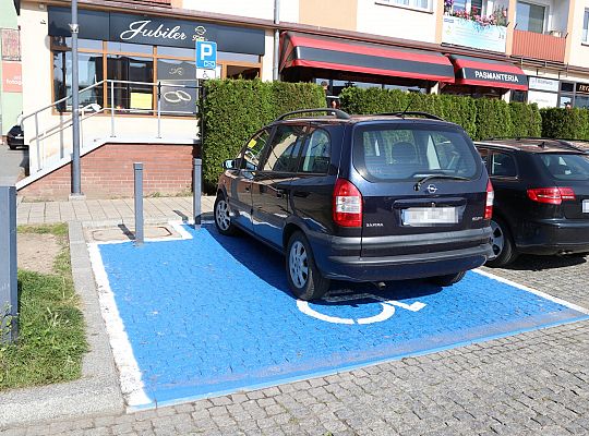 Odnowiono oznakowanie miejsc parkingowych dla osób 66825
