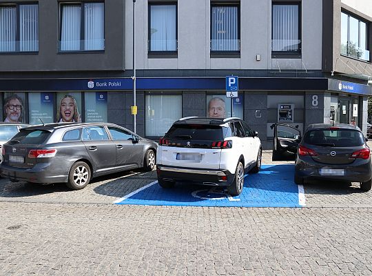Odnowiono oznakowanie miejsc parkingowych dla osób 66824