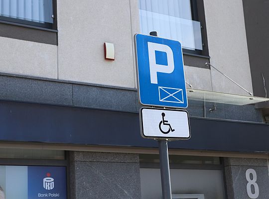 Odnowiono oznakowanie miejsc parkingowych dla osób 66826