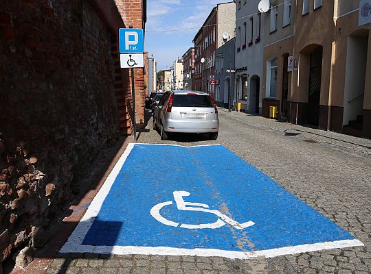 Odnowiono oznakowanie miejsc parkingowych dla osób 66828