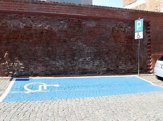 Odnowiono oznakowanie miejsc parkingowych dla osób 66829