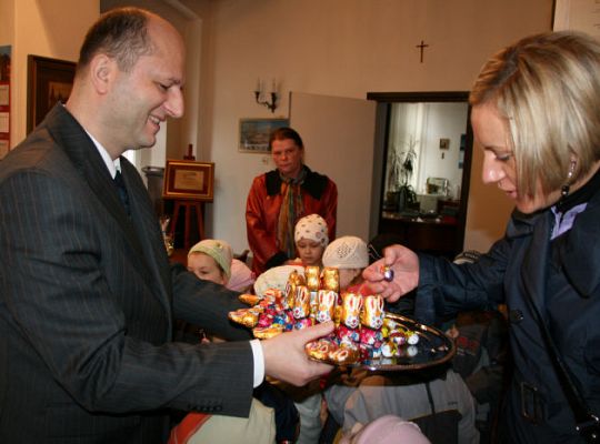 Przedszkolaki i czekoladowe zajączki w ratuszu  2067