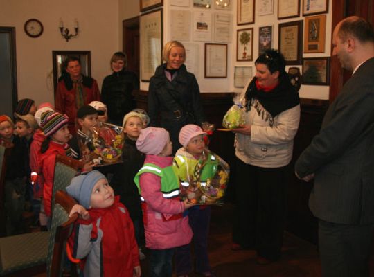 Przedszkolaki i czekoladowe zajączki w ratuszu  2062