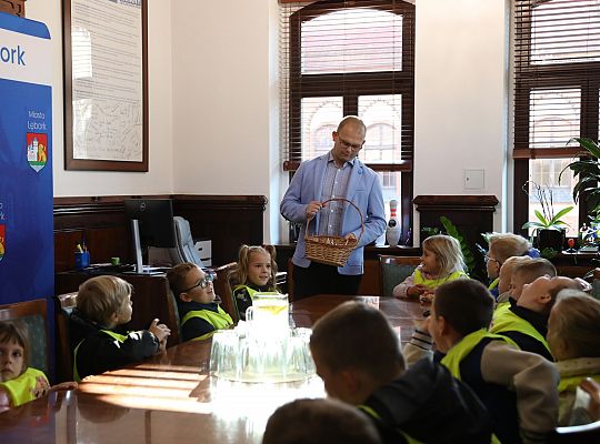 Przedszkolaki z wizytą w urzędzie 67800