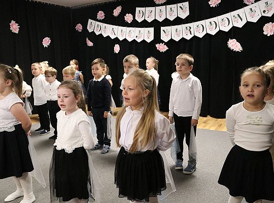 Z uśmiechem i wzruszeniem - Dzień Edukacji 68228