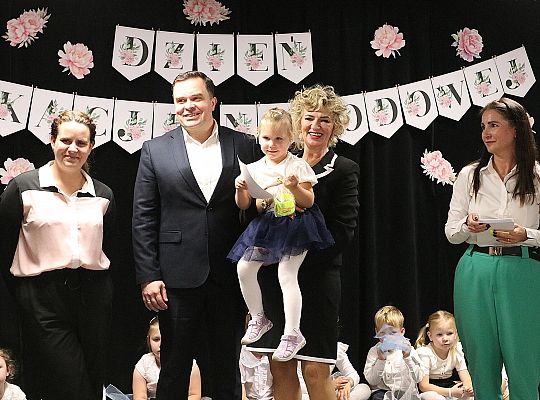 Z uśmiechem i wzruszeniem - Dzień Edukacji 68238