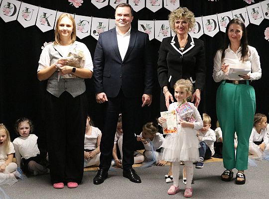 Z uśmiechem i wzruszeniem - Dzień Edukacji 68242