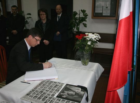 Księga Kondolencyjna wyłożona 2076