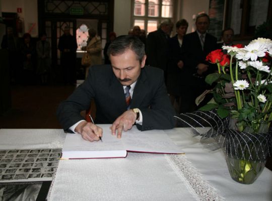 Księga Kondolencyjna wyłożona 2081