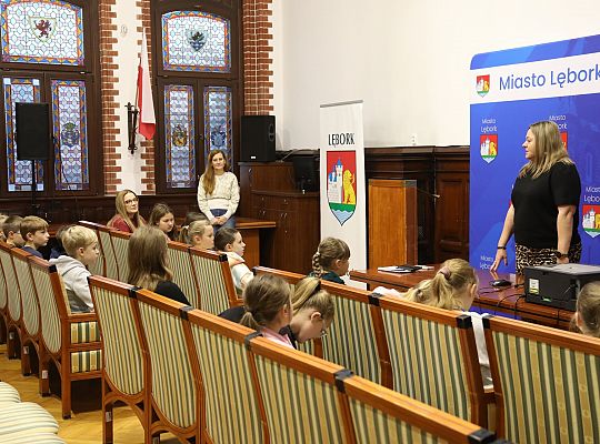 Uczniowie SP1 poznali kulisy pracy Urzędu 69910