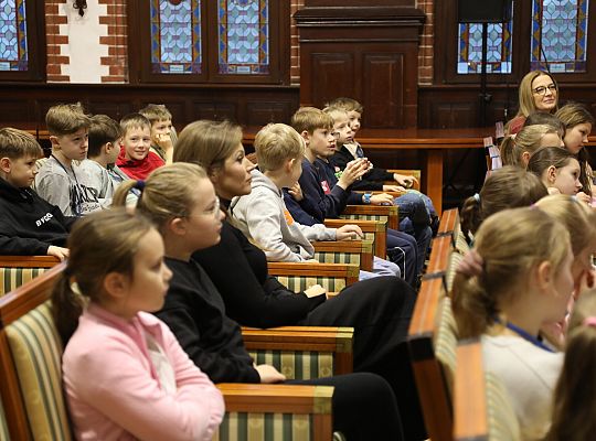 Uczniowie SP1 poznali kulisy pracy Urzędu 69911