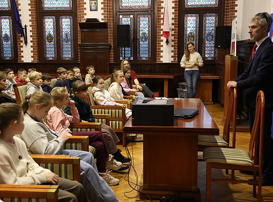 Uczniowie SP1 poznali kulisy pracy Urzędu 69918