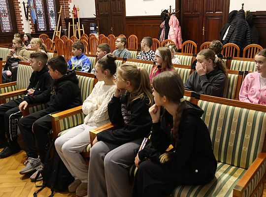 Uczniowie SP1 poznali kulisy pracy Urzędu 69921