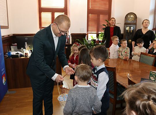 Kolędowanie burmistrza z przedszkolakami 70530