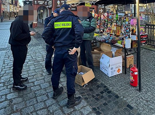 Strażnicy miejscy i policjanci kontrolują punkty 70730