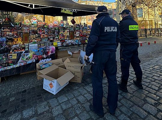 Strażnicy miejscy i policjanci kontrolują punkty 70726