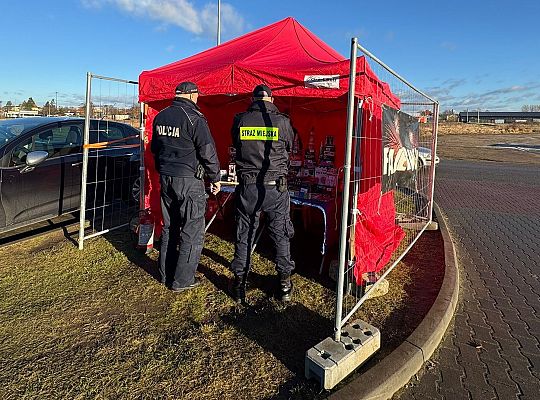Strażnicy miejscy i policjanci kontrolują punkty 70727